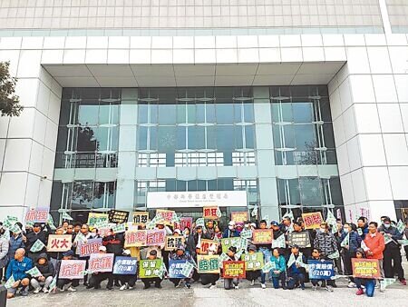 興農高球場會員權益促進會24日齊聚中科管理局抗議及遞交陳情書。圖∕曾麗芳