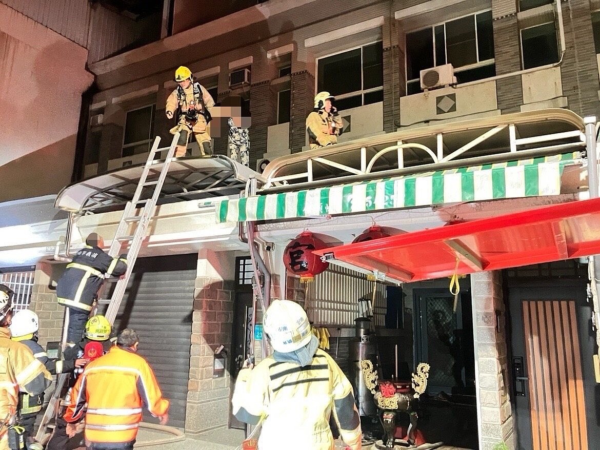 台南市安南區功安三街一棟4層樓住宅深夜突冒火煙,1樓是住宅式宮廟,火勢從1樓竄出,消防局救出50歲屋主妻子以及16歲兒子,66歲屋主自行逃出,3人均送醫治療。記者袁志豪/翻攝