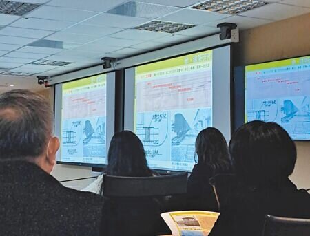 台北市文資會24日審查歷史建築「華山貨運站」修復及再利用計畫,委員對定著土地調整提出疑問。(予菱攝)