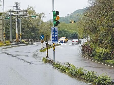 民眾陳情開車行經基隆市七堵區大華二路右彎後馬上就碰到紅綠燈,駕駛常煞車不及衝出停止線,市府在右彎前增設預告號誌提醒用路人減速。(張志康攝)