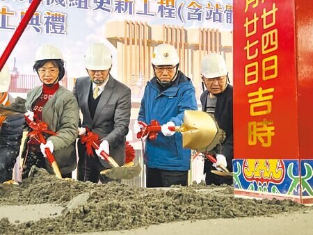 新北市長侯友宜(右二)24日出席新莊潭底溝抽水站機組更新動工典禮。(呂健豪攝)