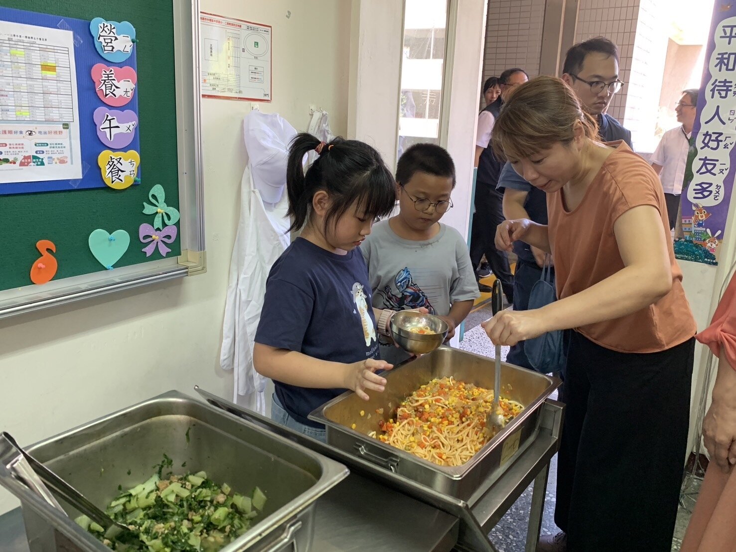 桃園市校園力拚甩肉,各校也紛紛推出創新菜單,增強孩子身體素質。本報資料照片