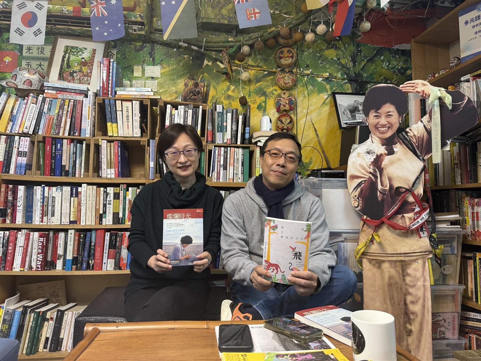 燦爛時光書店創辦人張正（左二）、廖雲章（左）夫婦，開店十年堅持只借不賣。記者張策／攝影 