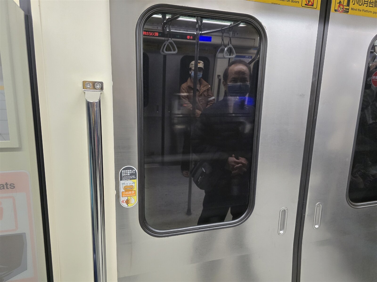 北捷表示,今年列車車門無法正常關閉案件,經查是旅客隨身物品像吊飾、藍牙耳機充電盒等卡住溝槽所致。記者邱書昱/攝影