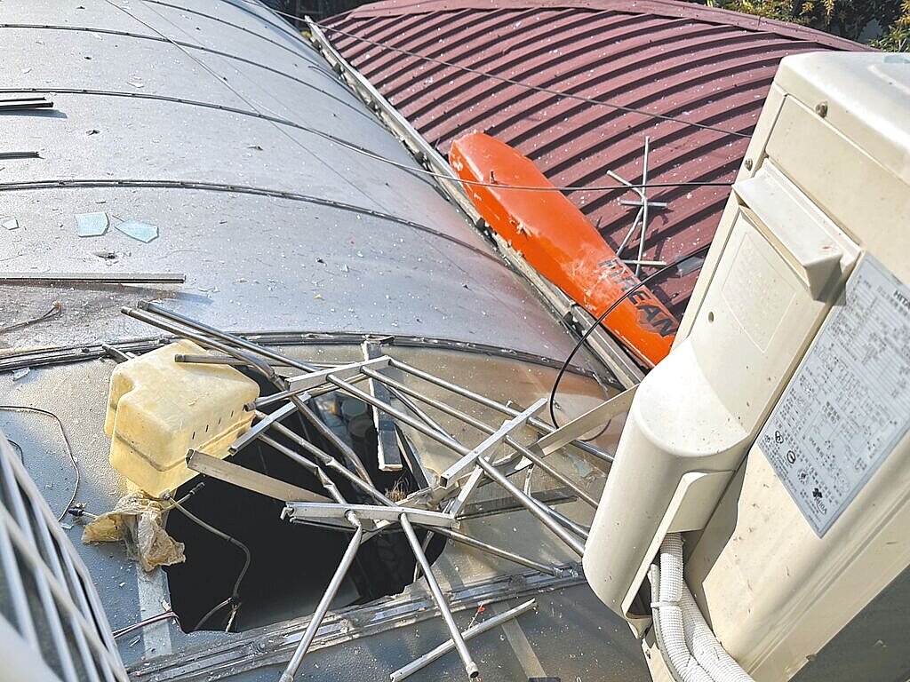軍用遙控無人機24日下午突然失控掉落台南市安南區民宅,將民宅屋頂撞出大洞。圖/讀者提供程