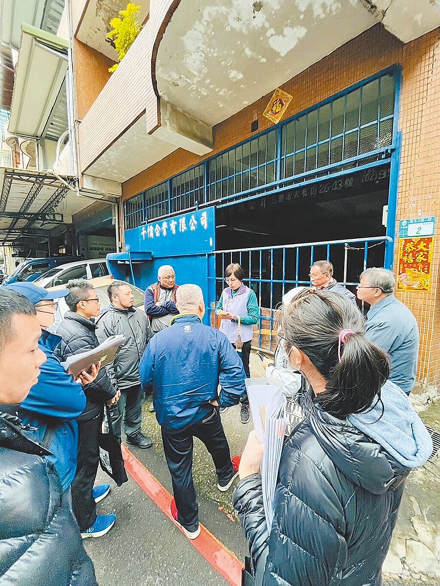 新北市議員李翁月娥(後排右三)接獲市民陳情,前往位於頂崁里新北大道二段139巷及141號之間的空地道路會勘。圖/李翁月娥提供