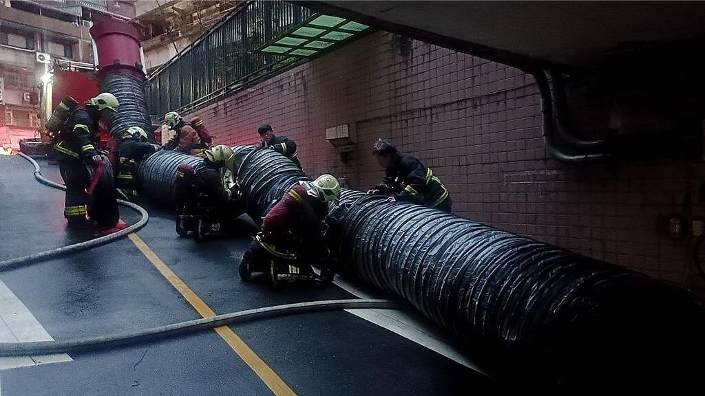 新北市汐止區忠孝路某社區大樓地下停車場清晨傳出火警。(新北市消防局提供)