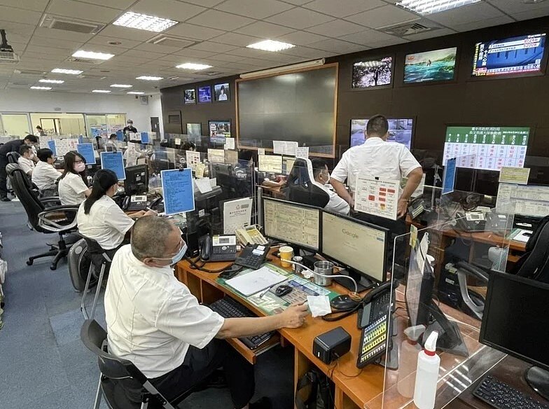 台中市西區某社區百貨有救護案件，消防局派遣兩個分隊到場，不過年約50多歲的男子已倒臥在人行道，明顯死亡。圖／聯合報資料照
