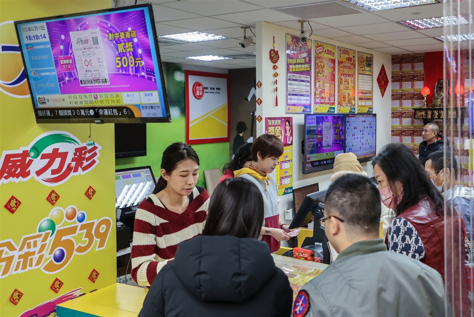台彩總經理謝志宏今天表示,中獎人透過自選包牌的方式,花2100元買了21注,不僅獨得頭獎,也中了二、三、四獎,總共贏得20億2013萬942元獎金。本報資料照片