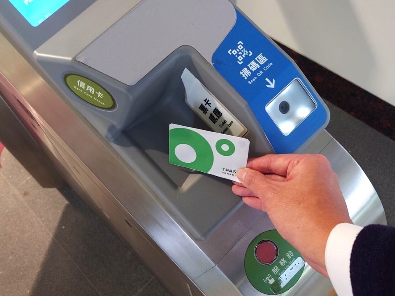 3月1日起,台中捷運所有閘門皆可刷TPASS,搭乘更便利。圖/台中捷運提供