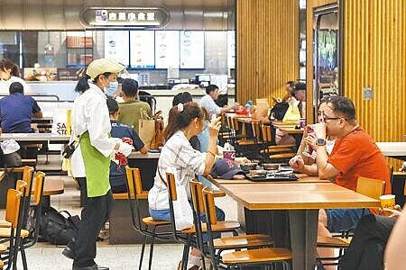 4月電價面臨調漲壓力,台經院院長張建一25日表示,這勢必衝擊到民生服務業,尤其與民眾息息相關的外食費調漲最有感。圖為民眾在美食街用餐。(本報資料照片)
