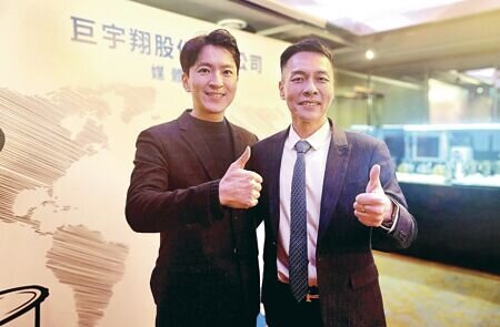 為擴大營運規模並推升集團營收,巨宇翔董事長許維翔(右)與總經理蔡政豪25日宣布正式跨足飯店產業。圖∕姚舜