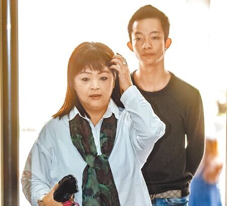 藝人易淑寬(前)的獨子易寶宏(後),外役監服刑北監審核疑有貪瀆弊端。(本報資料照片)