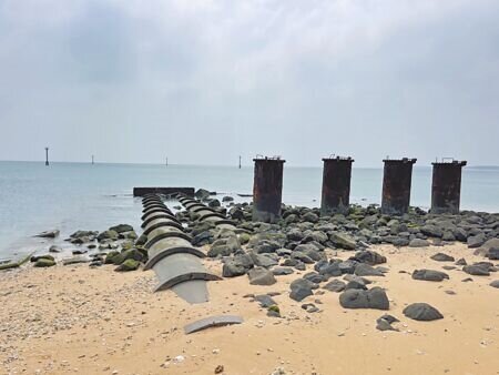 
台澎三號海纜25日發生疑遭權宜輪拖斷，圖為海纜在澎湖上岸處。（許逸民攝）
