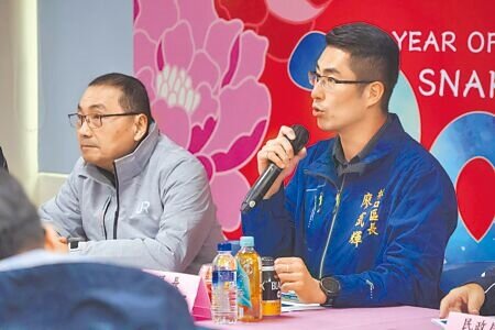 新北市侯友宜(左)和林口區長廖武輝(右)2月25日出席114年度新北行動治理會議。(張鎧乙攝)