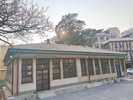 
市定古蹟原台南州立農事試驗場辦公廳舍（考種室）修復，重現屋頂3個通氣孔，其中1個（右）即來自司法博物館捐給文資建材銀行。（曹婷婷攝）
