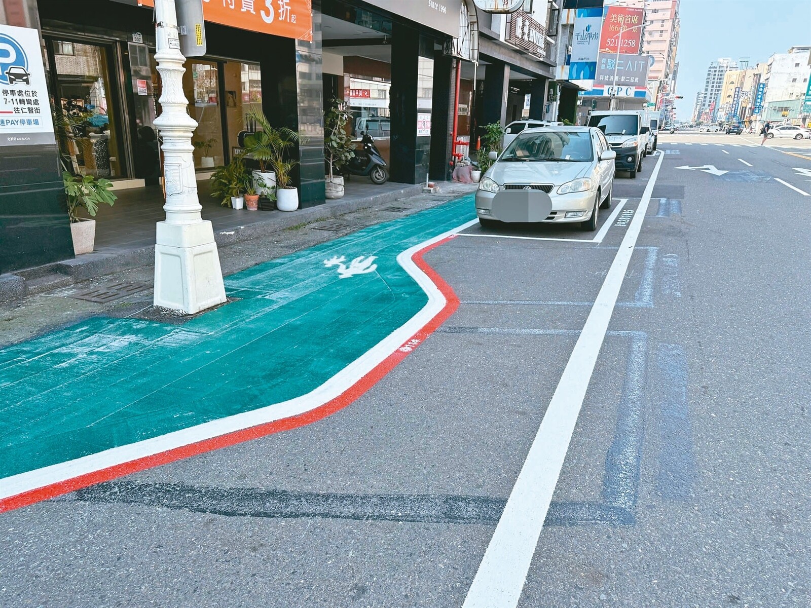 高市交通局近日將青年一路部分路段垂直停車格改為「順向停車格」並增設標線人行道，褒貶不一。記者宋原彰／攝影 