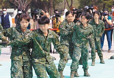 國防部25日表示,女性義務役現階段無相關規畫,但會納入研議。圖為女性士官兵參與演練綜合格鬥。(本報資料照片)
