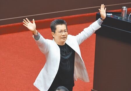 立委吳春城在25日總質詢中澄清「壯世代」爭議,並當場請辭立委一職,揮手致意。(姚志平攝)