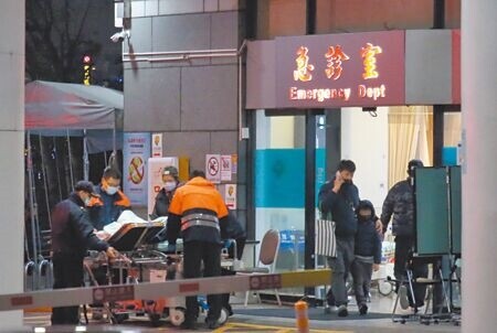 
急診壅塞嚴重程度「前所未有」，待床者多為內科病患，其中不乏感染症患者。現行健保在宅急症照護試辦計畫，急診患者需一定失能才能被收案，健保署、醫事司及急診醫學會今開會討論是否放寬。（趙雙傑攝）
