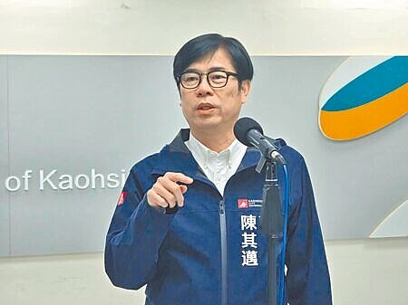 
針對近期各大醫院急診塞車問題，高雄市長陳其邁25日受訪時呼籲，中央應檢討健保支付制度，從根本解決問題。（柯宗緯攝）
