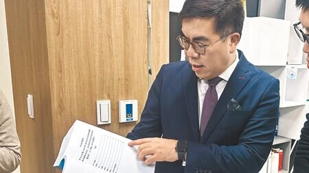 基隆協和電廠四接環評大會於26日召開,但民團指稱台電、環境部缺失頻頻,要求退回重審並補齊資料,環境部長彭明也拿出資料回應,並強調會議不會延期。(賀培晏攝)