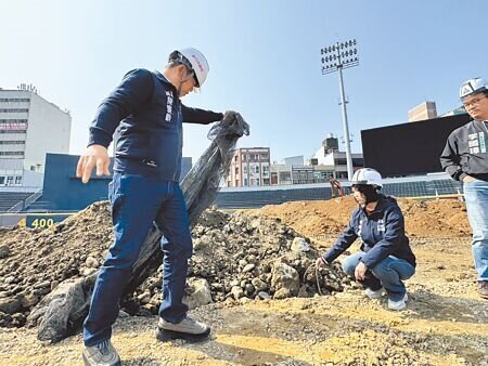 新竹市立棒球場20日移除覆土,新竹市議會國民黨團議員25日到棒球場現勘,在外野發現混凝土石塊、紅磚、廢電線及寶特瓶等廢棄物。(王惠慧攝)