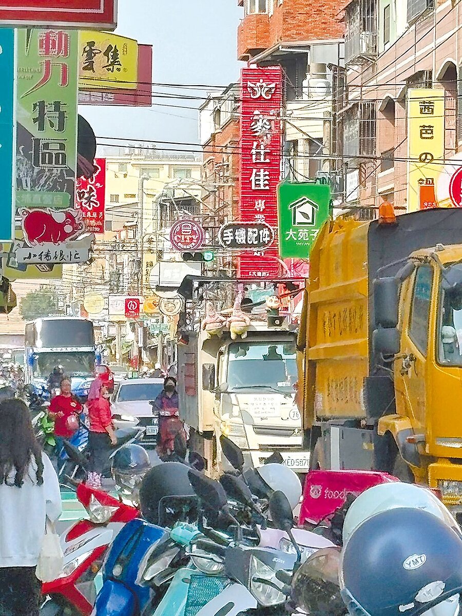 彰化市大埔路在垃圾車沿線收運時常大塞車。(民眾提供/葉靜美彰化傳真)