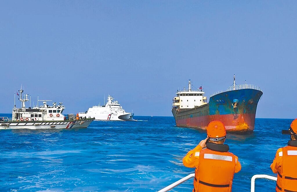 中華電信台澎第三海底電纜25日凌晨被扯斷,海巡署獲報後,研判在台南將軍漁港西北方6浬處下錨滯留的多哥籍「宏泰」貨輪(右)涉嫌重大,將貨輪和8名陸籍船員帶回安平港。圖/海巡署提供