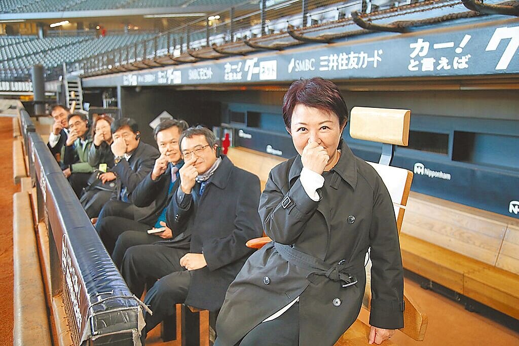 台中市長盧秀燕(右)24日出訪日本6天,首站參訪ES CON FIELD HOKKAIDO及「北海道棒球園區」。(台中市政府提供/林欣儀台中傳真)