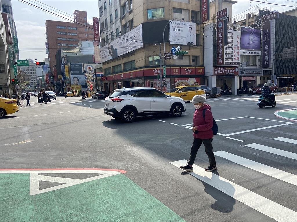 科技執法確實能減少交通事故，桃警統計2024年百大租賃式科技執法，所設置地點事故與前年同期比較減少1509件，事故降低12.03％，其中取締未停讓行人路口事故與同期比較減少782件，事故降低18.61％。（警方提供）