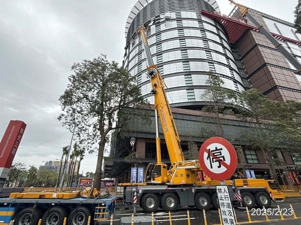 新光三越台中中港店「外牆安全防護」,進行外牆附掛物掉落的緊急搶災作業。圖/新光三越提供