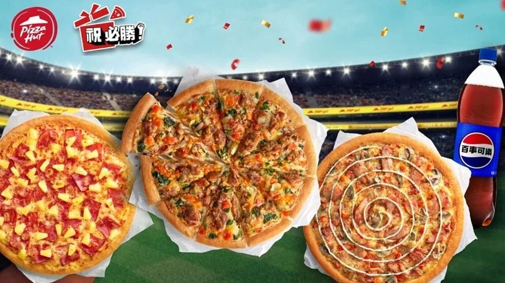 狂賀中華隊順利晉級，必勝客推出「三個大比薩888元再送可樂」。圖／必勝客提供

