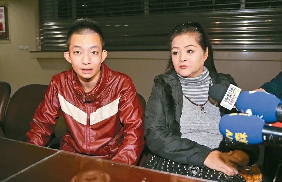 台北市夜店殺警案受刑人易寶宏(左)是女藝人易淑寬獨子,移外役監服刑引發各界撻伐,矯正署調查他返家探視期間違規,解送花蓮監獄執行。聯合報資料照片