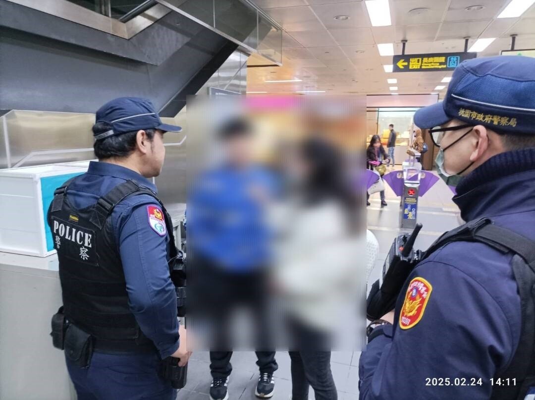 倪女回到A8站見到失散小孩當場擁抱,讓在旁員警及站務人員甚為感動親情一面。圖:讀者提供