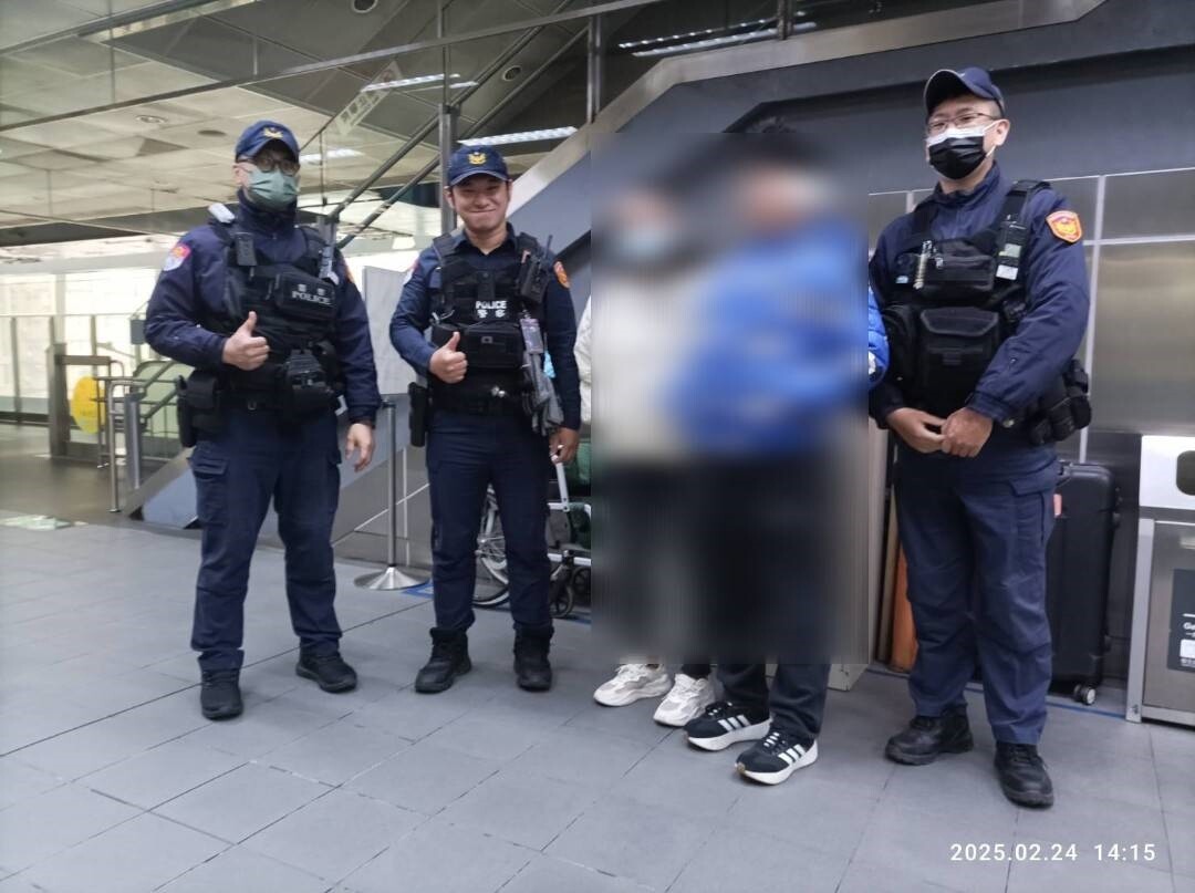 兒子被新奇的環境所吸引而駐足觀賞,等驚覺後跑步到月台與母親會合卻沒能上車。圖:讀者提供