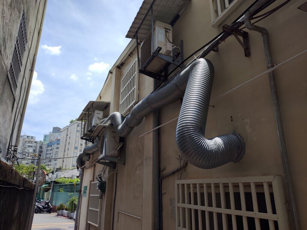 排風管的距離一旦拉長,會有下垂問題,導致管內油垢堆積。圖/戴雲發