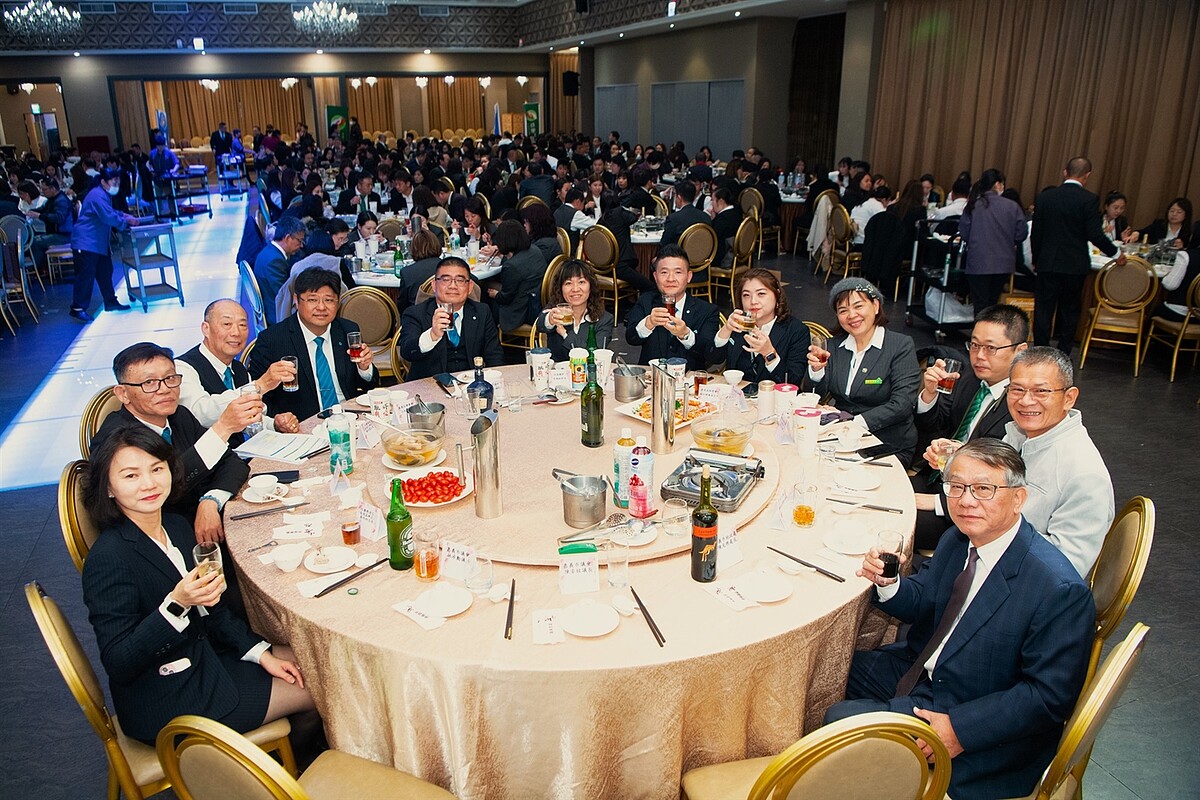 永慶加盟四品牌嘉義區舉辦春酒晚宴,席開43桌、逾500人同歡,慶祝2024佳績,更展望2025業績長紅。圖/永慶房產集團提供