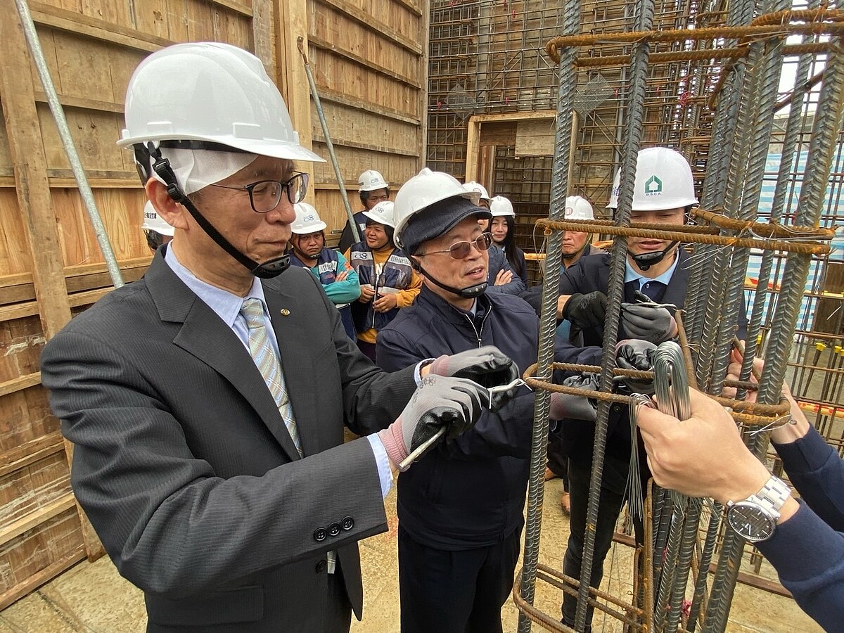 共同體驗工地現場綁鋼筋，採用「戴雲發Alfa Safe耐震系統工法」在工地只需簡單操作就可達到完美施工品質及提升建築抗震韌性。（圖中為三信商銀常務董事黃博怡、圖左為三信商銀總經理李世昭）。圖／社團法人建築安全履歷協會提供