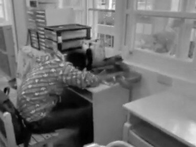 助理員上班時間直接睡覺。圖:黃瓊慧提供