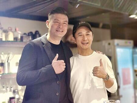 橘焱胡同集團總經理楊哲瑋(右)表示,集團將啟動四大戰略擴大企業規模。左為橘焱胡同董事長吳念忠。圖∕姚舜