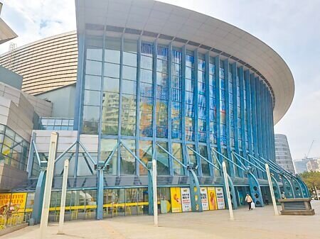 台北市文化局率各縣市政府之先,宣布推出「台北小巨蛋主場館售票活動實名制提供場租優惠方案」,對今年在小巨蛋辦活動採實名制購票及入場的主辦單位,減收15%活動日場地使用費。(予菱攝)