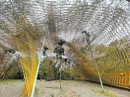 雲林縣「布袋戲傳習中心」預計明年完工,針對周邊農博時期的臨時建物,縣府26日表示將拆除時尚伸展台等7建物,在傳習中心旁打造「布袋戲文化園區」。(張朝欣攝)