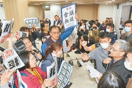 
基隆協和電廠四接環評大會26日在環境部舉行，環保團體舉著標語高喊「違法環評，立即散會」。（姚志平攝）

