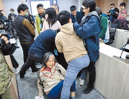 基隆協和電廠四接環評大會26日在環境部舉行,環保團體衝向台前抗議發生推擠。(姚志平攝)