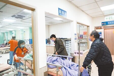 
各大醫院急診塞爆，衛福部26家部立醫院及5家分院開啟綠色通道因應。圖為衛福部台北醫院急診室。（郭吉銓攝）
