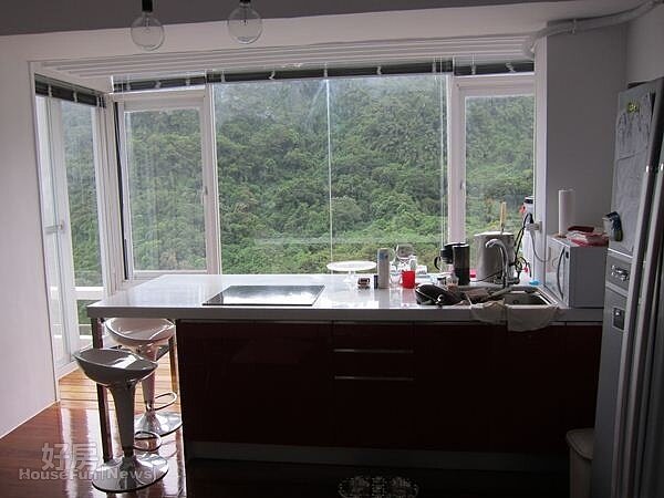 2.餐廳設置了小吧檯,落地窗山景盡收眼底。