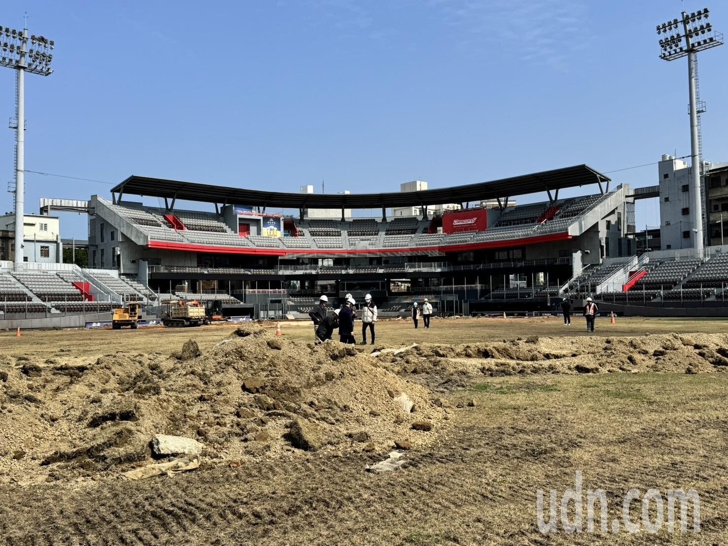 新竹市政府近日開挖移除新竹棒球場過載覆土,在外野挖出大量營建廢棄物及廢寶特瓶。圖/報系資料照