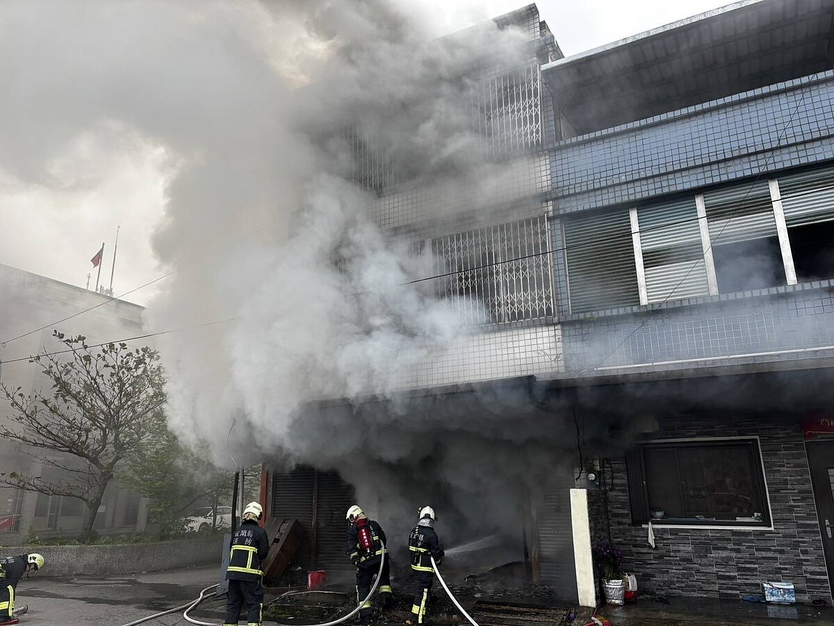 宜蘭縣員山鄉員山路2段27日上午疑因電動自行車充電引發火警,消防人員趕往灌救。圖/讀者提供