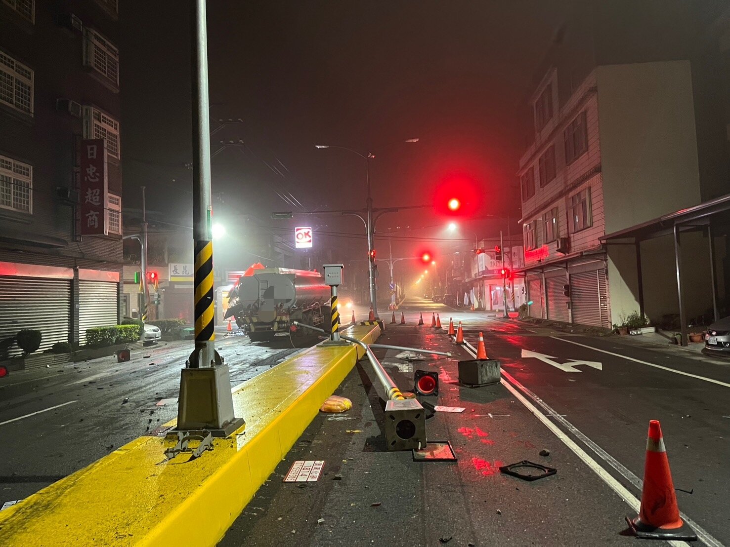 涂姓男子駕駛曳引車疑似為取水喝分神，導致車輛往左偏移撞擊分隔島路燈之後又擦撞路邊號誌箱。圖：讀者提供